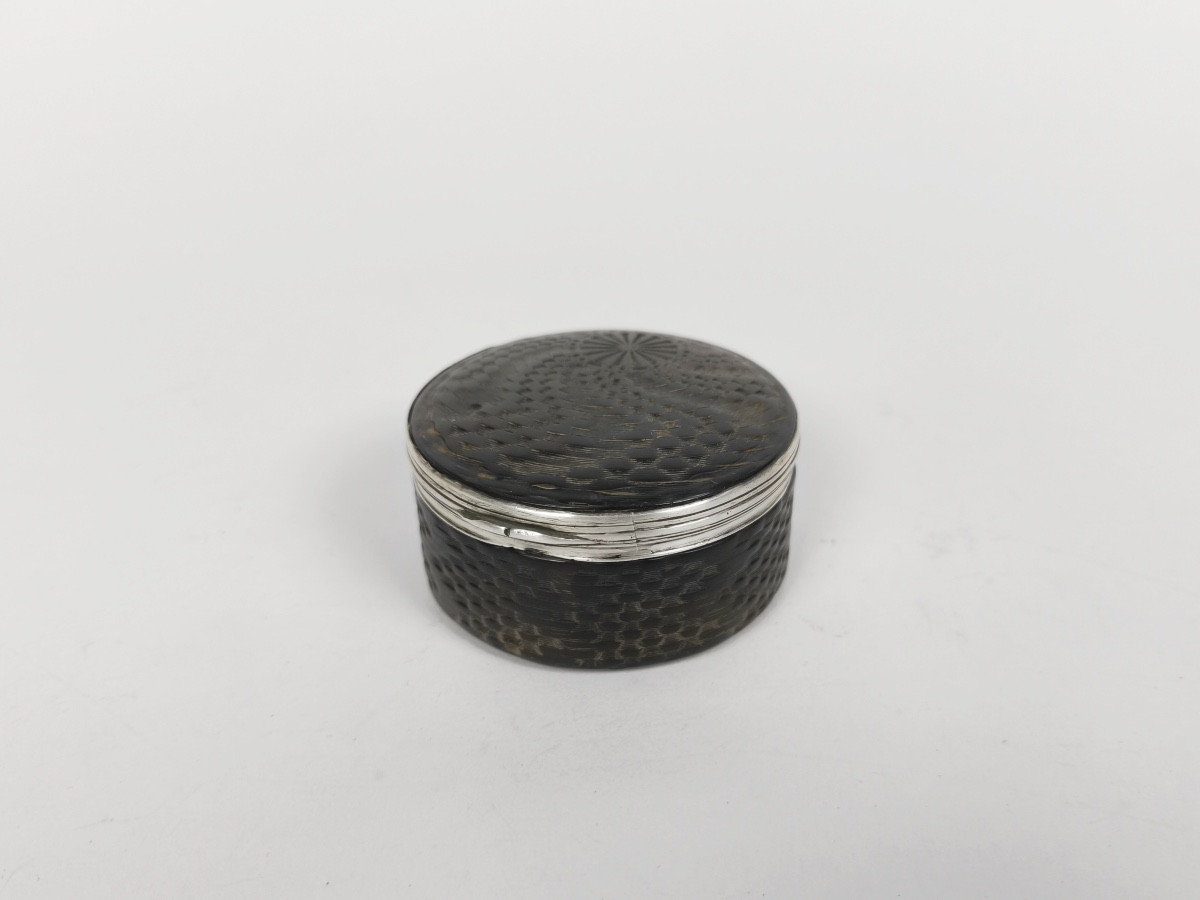 Grande boite tabati&egrave;re XVIIIe si&egrave;cle guilloch&eacute;e mont&eacute;e en argent &agrave; d&eacute;cor de vannerie. 