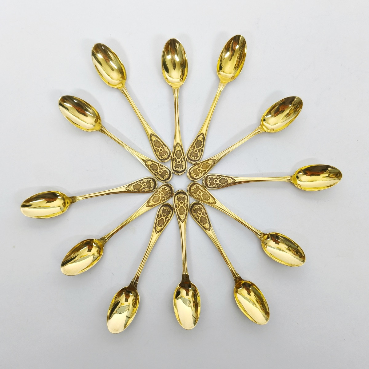 Hénin & Cie: Twelve Louis XIV / Regency Style Solid Silver Vermeil Teaspoons. -photo-2