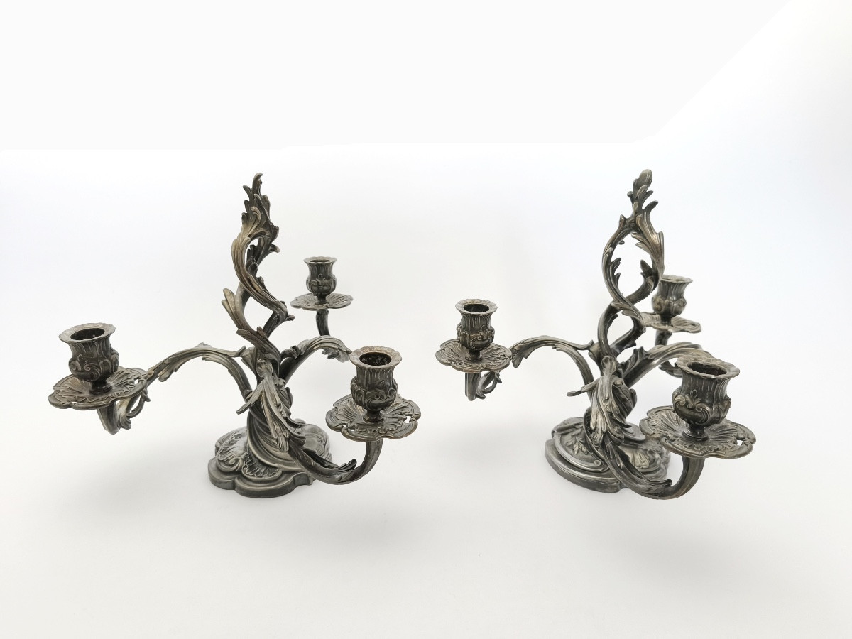 Saglier : paire de candélabres rocaille st. Louis XV mouvementé. XIXe siècle. Flambeau bougeoir