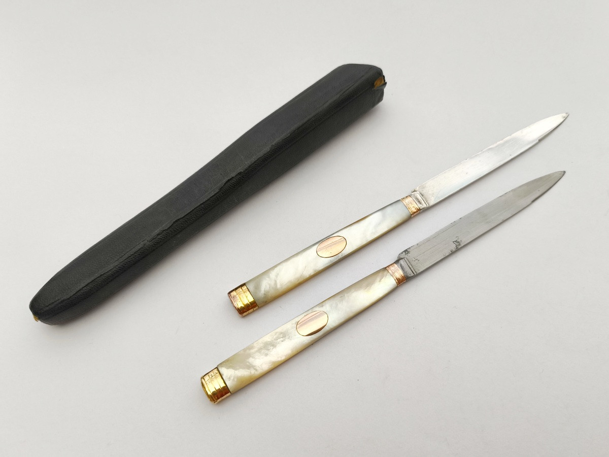 Paire de couteaux de voyage en nacre, argent et vermeil. Fin XVIIIe,  d&eacute;but du XIXe si&egrave;cle. -photo-2