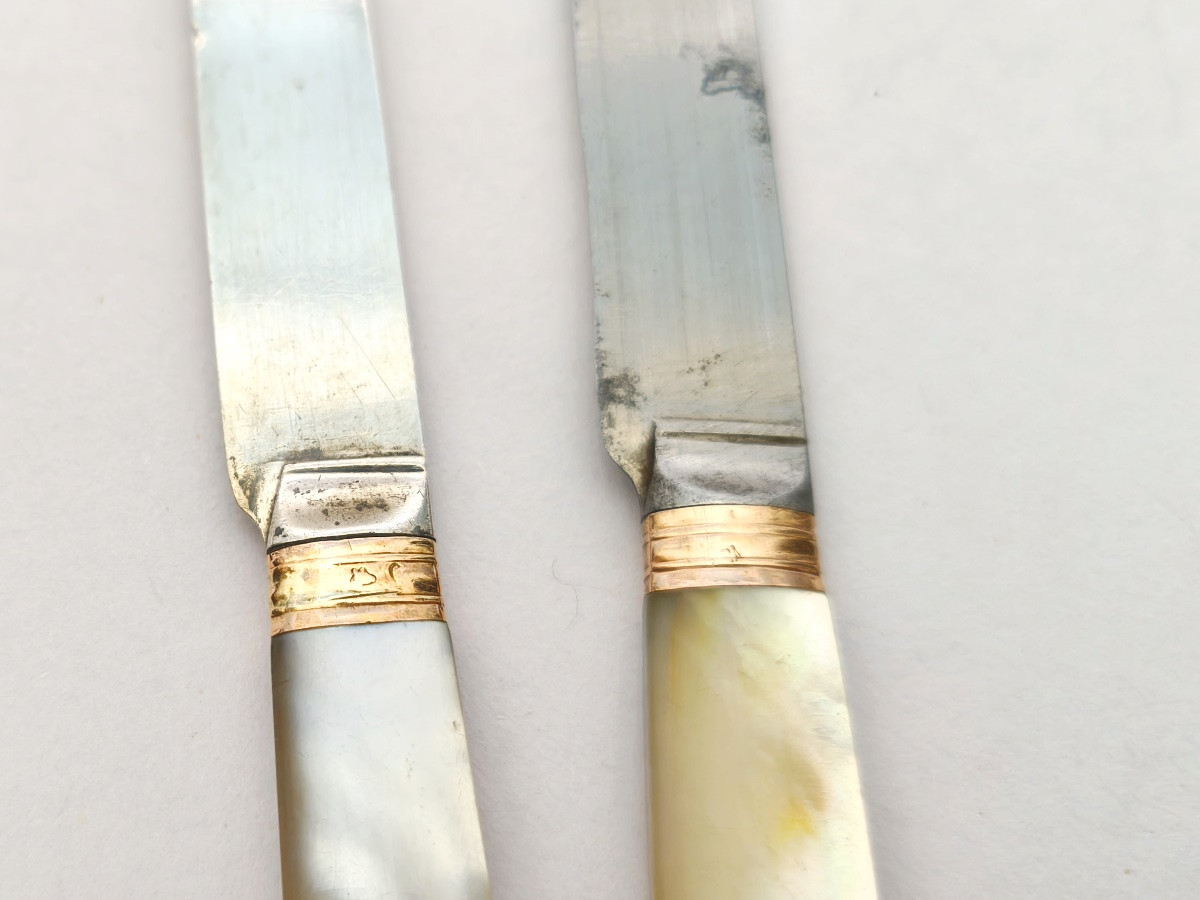 Paire de couteaux de voyage en nacre, argent et vermeil. Fin XVIIIe,  d&eacute;but du XIXe si&egrave;cle. -photo-3
