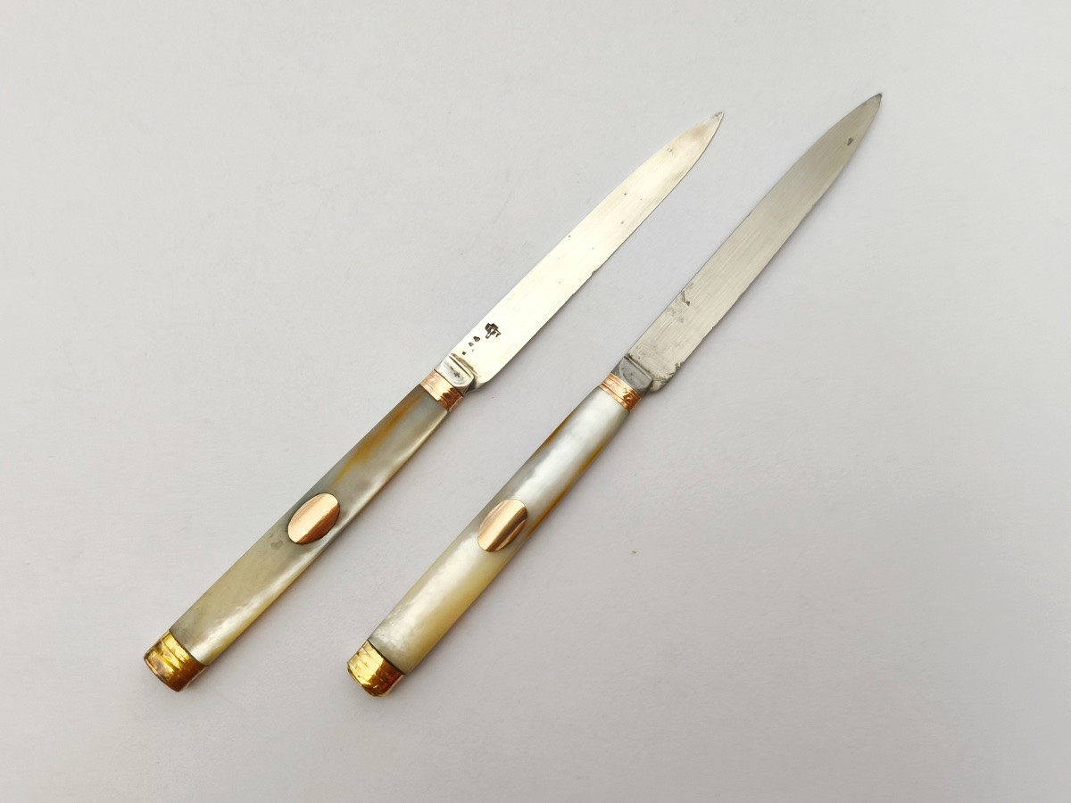 Paire de couteaux de voyage en nacre, argent et vermeil. Fin XVIIIe,  d&eacute;but du XIXe si&egrave;cle. -photo-1