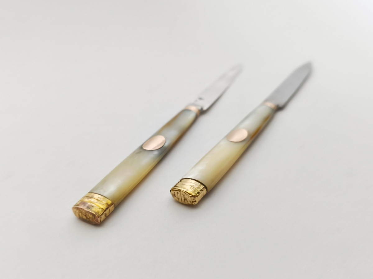Paire de couteaux de voyage en nacre, argent et vermeil. Fin XVIIIe,  d&eacute;but du XIXe si&egrave;cle. -photo-2