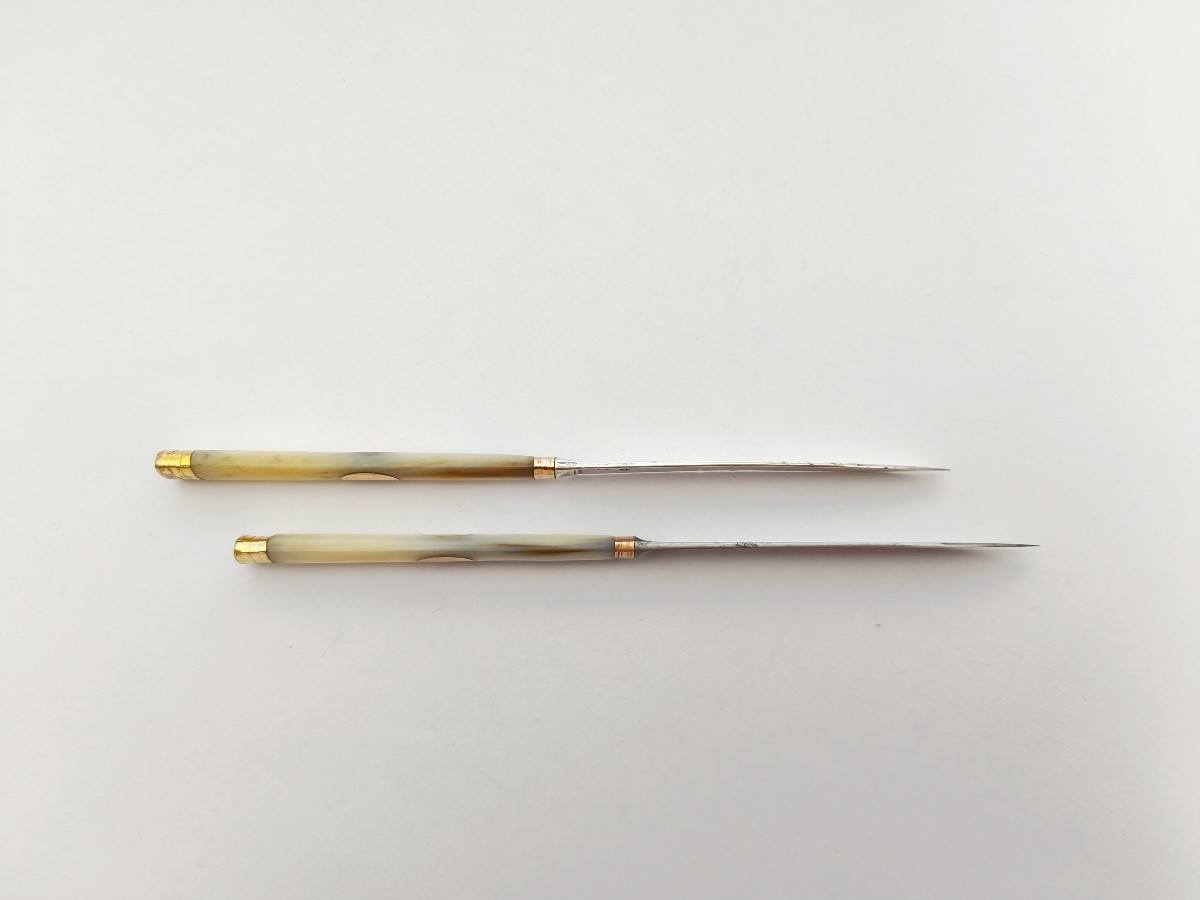 Paire de couteaux de voyage en nacre, argent et vermeil. Fin XVIIIe,  d&eacute;but du XIXe si&egrave;cle. -photo-3
