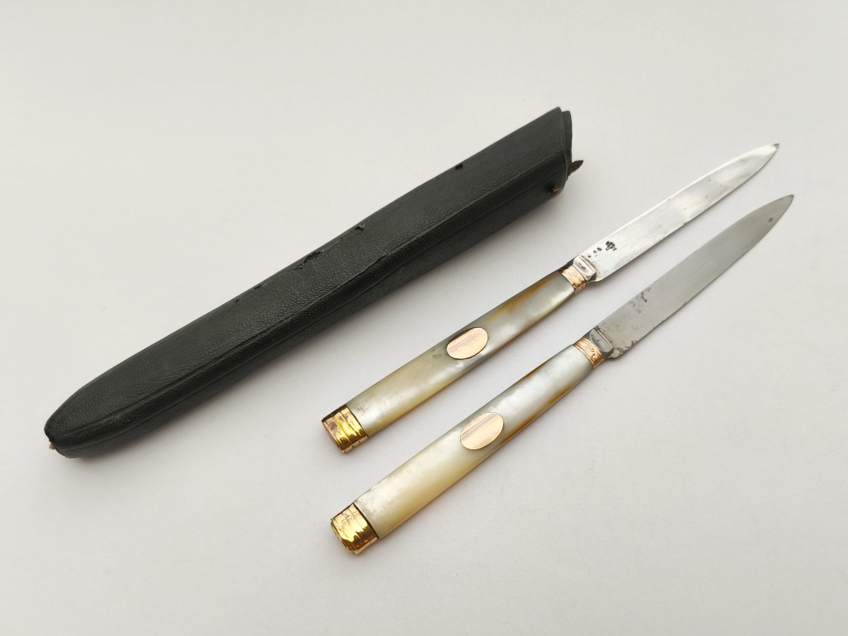 Paire de couteaux de voyage en nacre, argent et vermeil. Fin XVIIIe,  d&eacute;but du XIXe si&egrave;cle. 