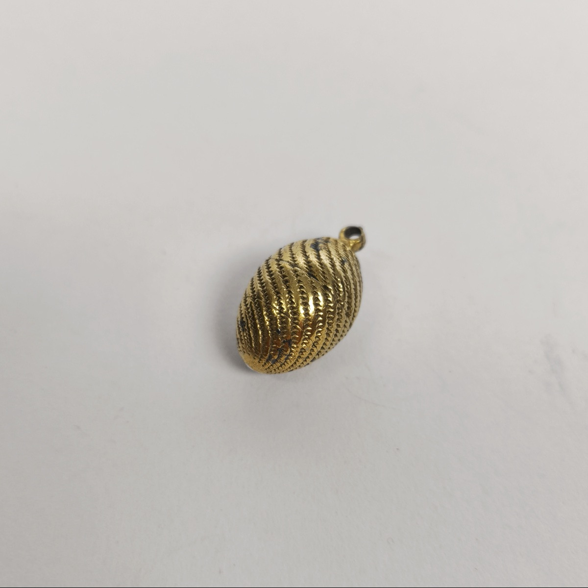 Pendentif oeuf pomander ou vinaigrette. Argent massif vermeil, XVIIIe siècle.  UK ou Allemagne-photo-2