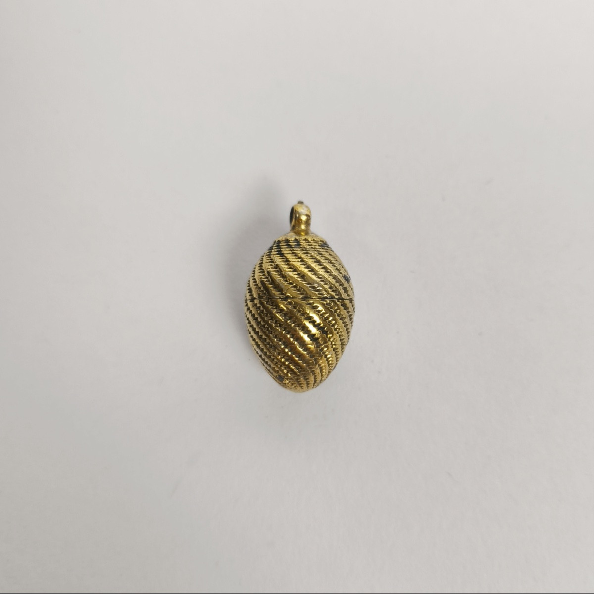 Pendentif oeuf pomander ou vinaigrette. Argent massif vermeil, XVIIIe siècle.  UK ou Allemagne-photo-1