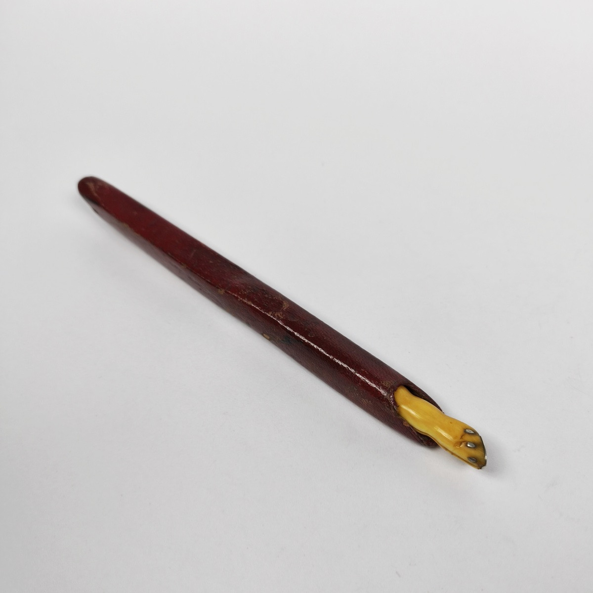 Couteau de cavalier en argent massif du XVIIIe siècle, le manche en forme de patte de cheval. -photo-1