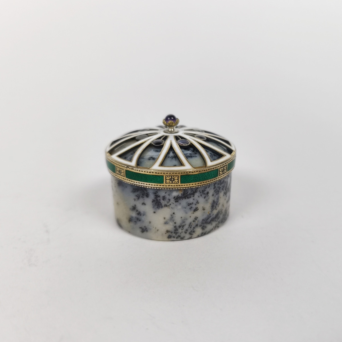  Boite en agate dendritique et monture en argent massif &eacute;maill&eacute;. Travail Fran&ccedil;ais. Pierre dure