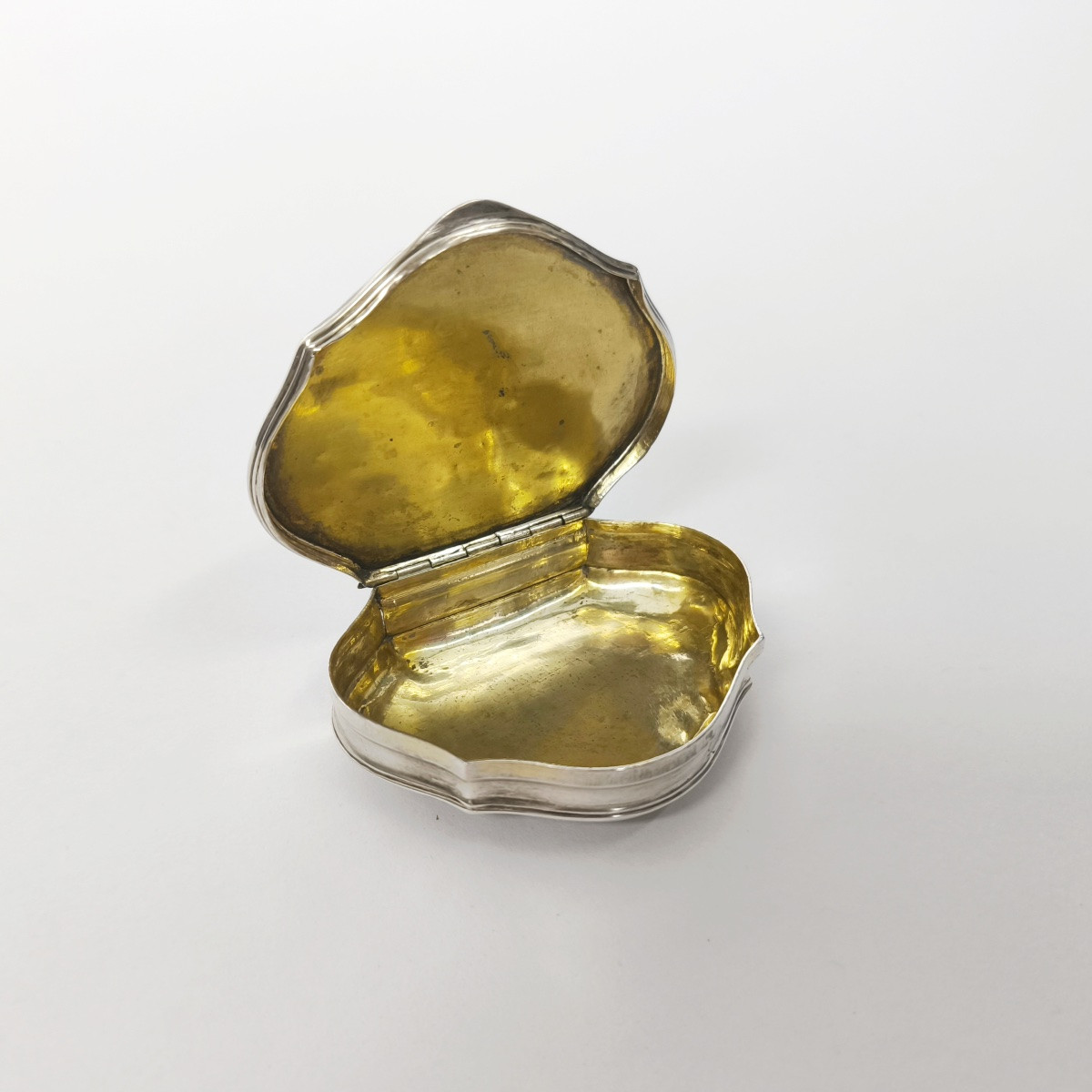 Tabatière en argent massif et vermeil du XVIIIe siècle. Milieu du XVIIIe siècle, province ? -photo-1