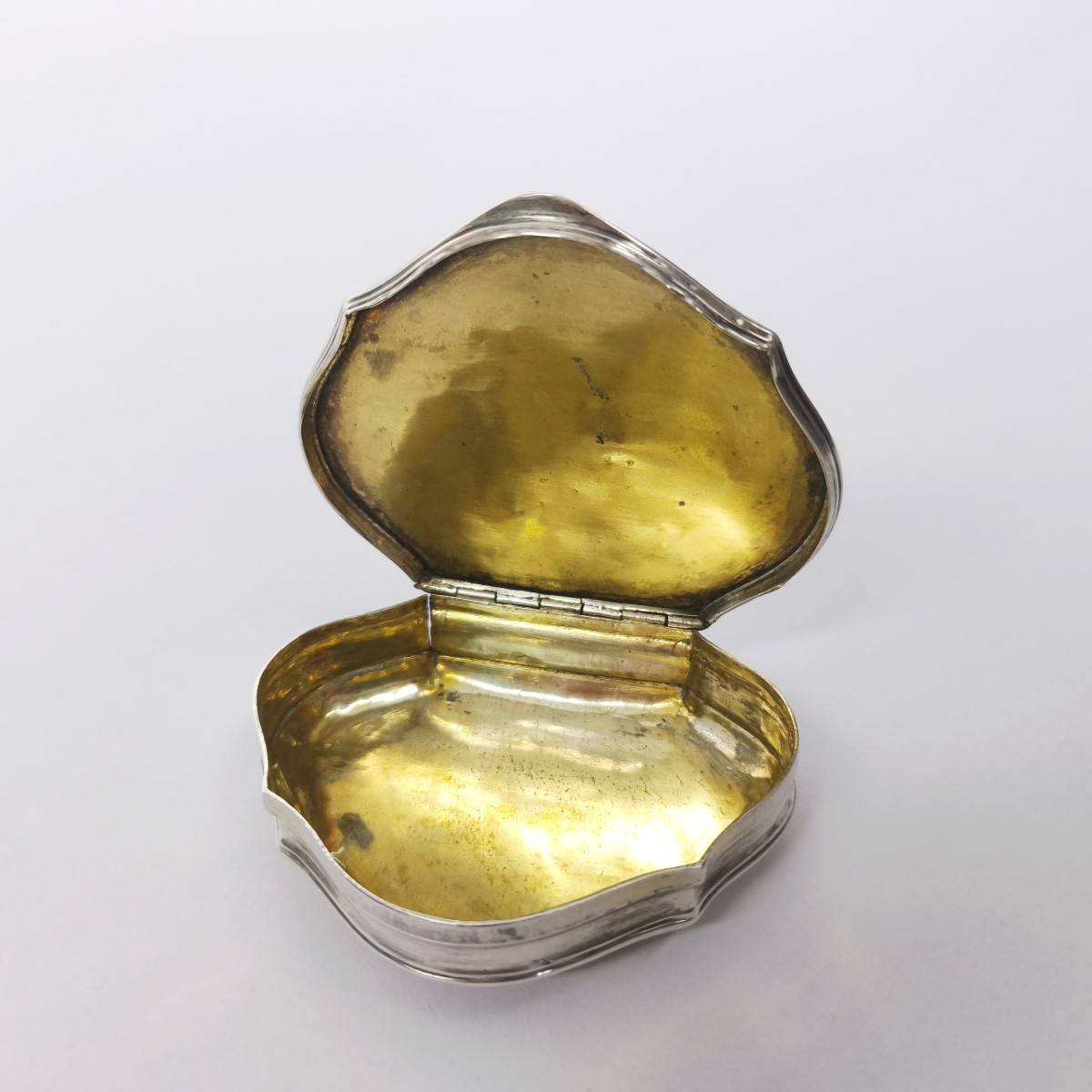 Tabatière en argent massif et vermeil du XVIIIe siècle. Milieu du XVIIIe siècle, province ? -photo-2