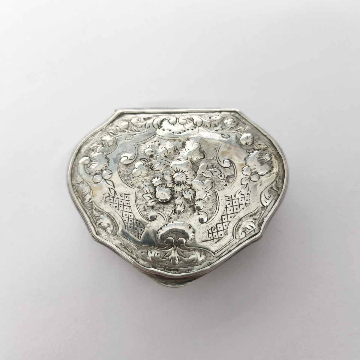 Tabatière en argent massif et vermeil du XVIIIe siècle. Milieu du XVIIIe siècle, province ? -photo-4