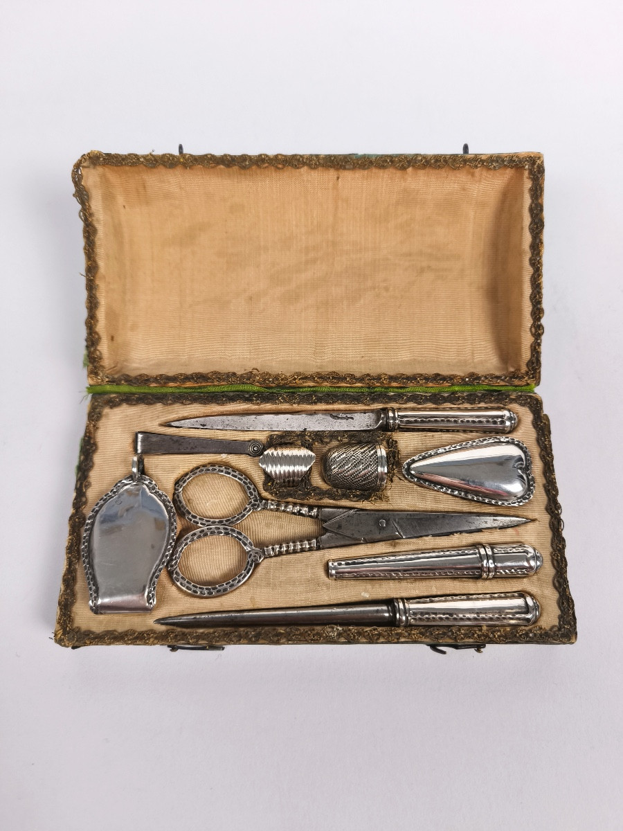 Nuremberg : nécessaire de couture du XVIIIe siècle en argent massif. Allemagne. Couteau Boite