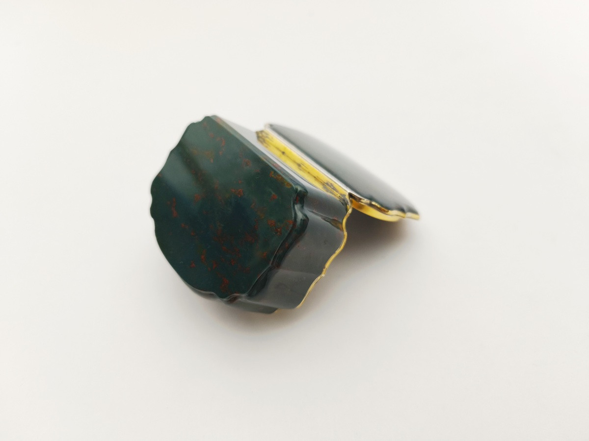 F. Boucheron : boite tabatière en jaspe sanguin & argent massif vermeil. Fin XIXe, st. XVIIIe.-photo-1