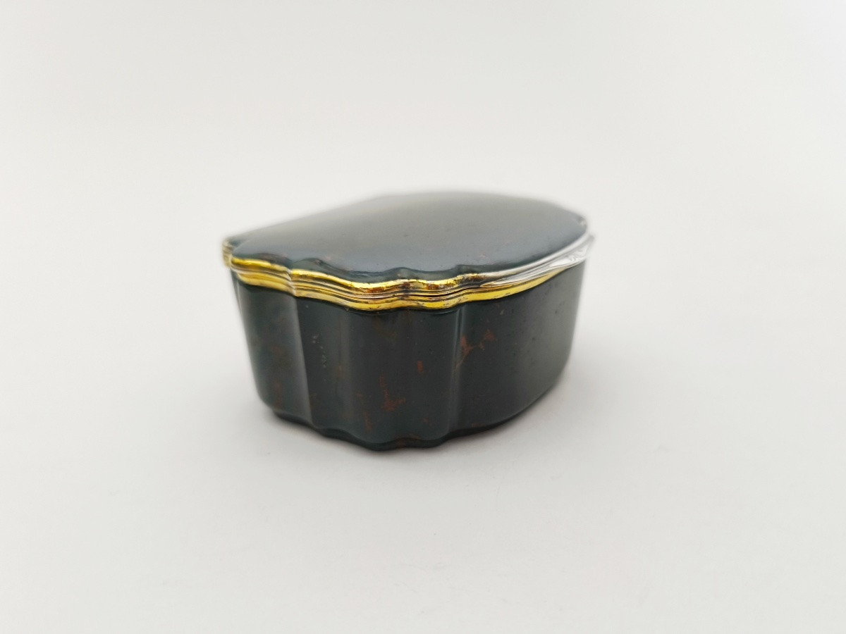 F. Boucheron : boite tabatière en jaspe sanguin & argent massif vermeil. Fin XIXe, st. XVIIIe.-photo-2