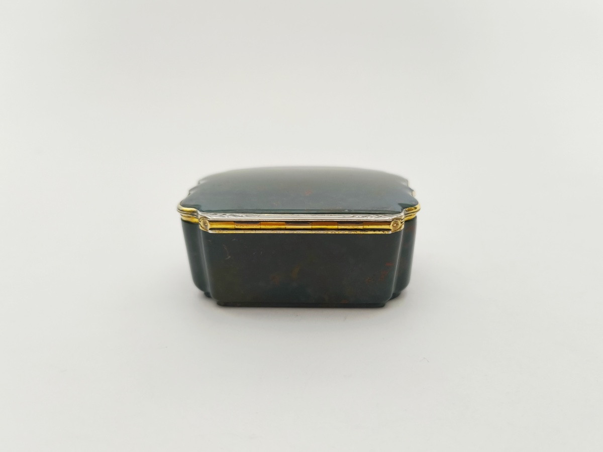 F. Boucheron : boite tabatière en jaspe sanguin & argent massif vermeil. Fin XIXe, st. XVIIIe.-photo-4