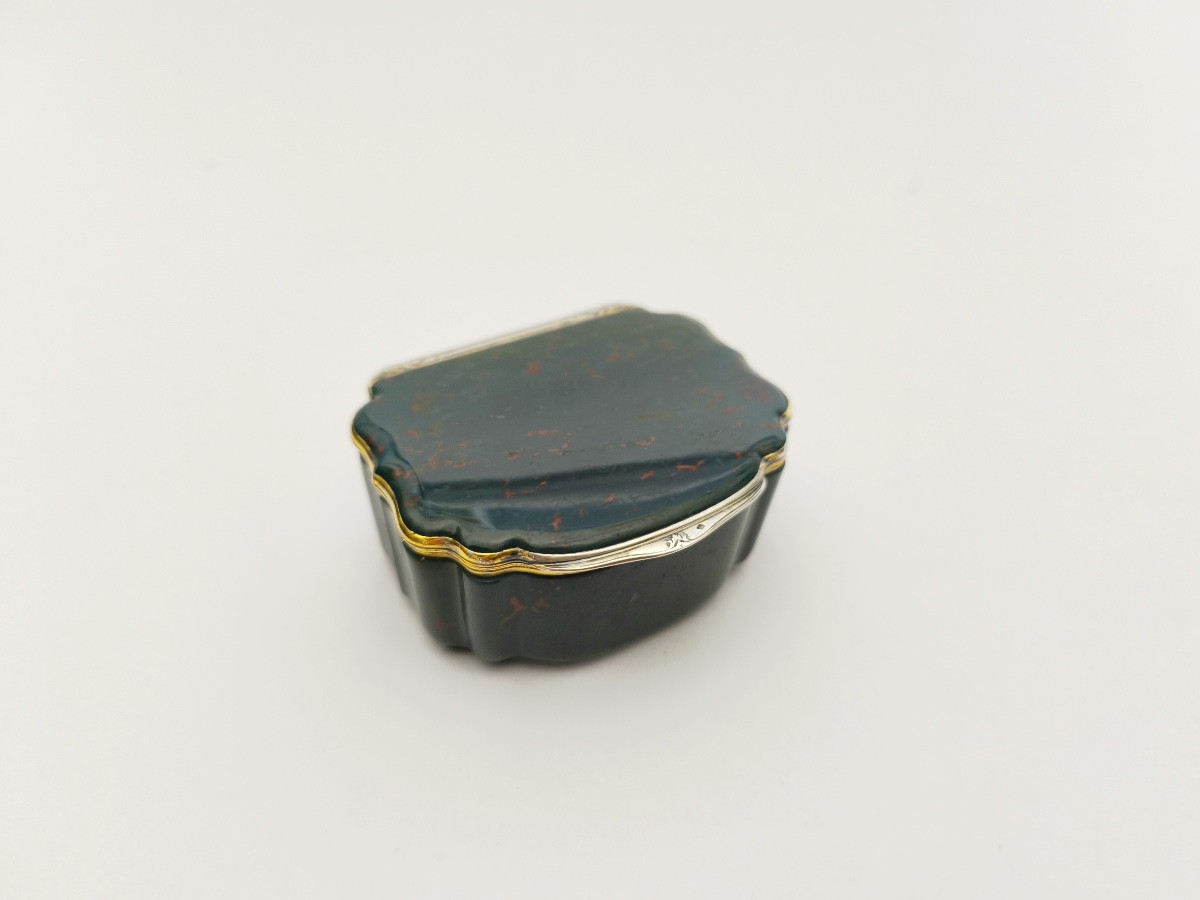 F. Boucheron : boite tabatière en jaspe sanguin & argent massif vermeil. Fin XIXe, st. XVIIIe.