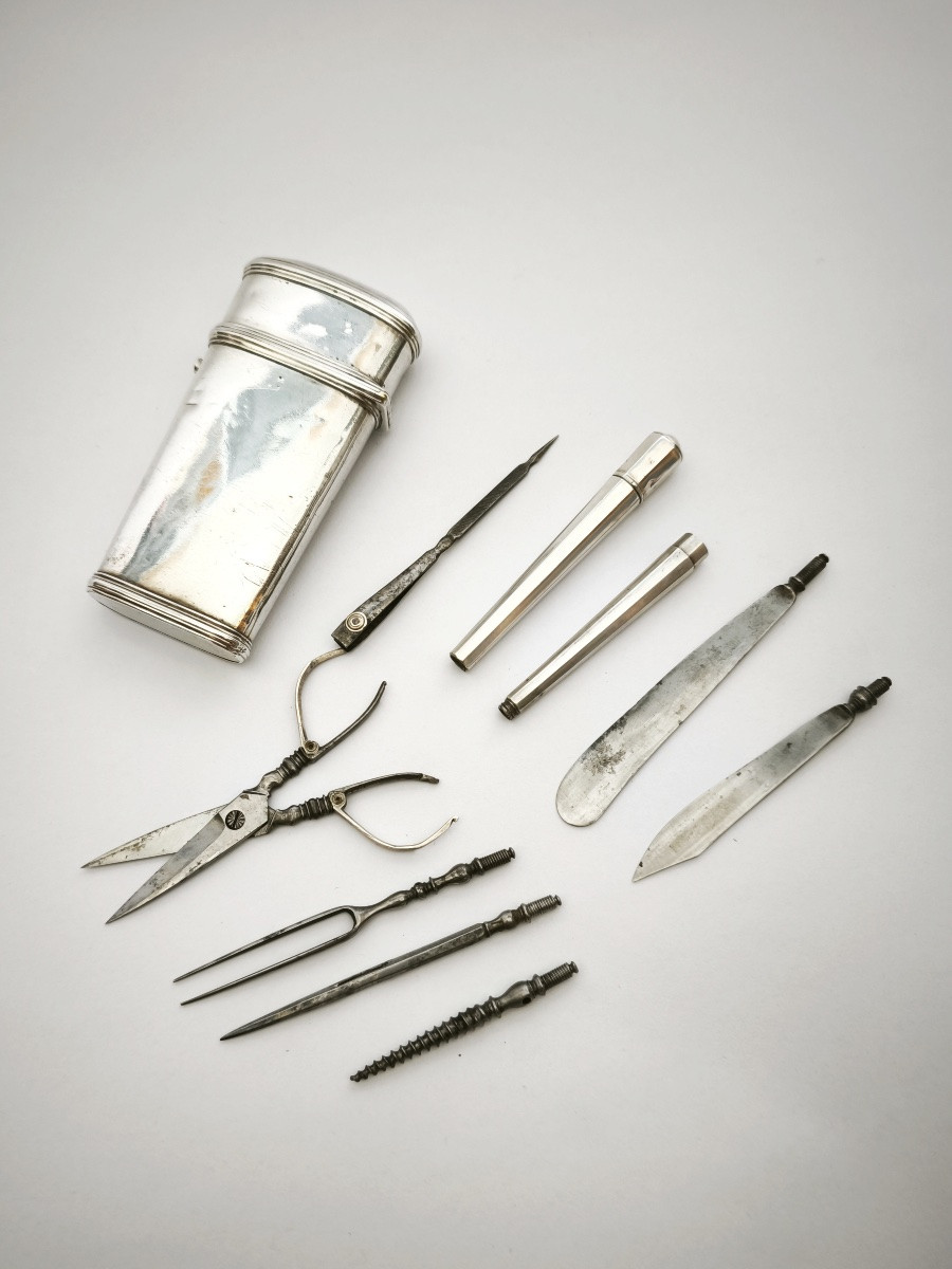 Nécessaire de voyage en argent massif, fin du XVIIIe - début du XIXe siècle. -photo-1