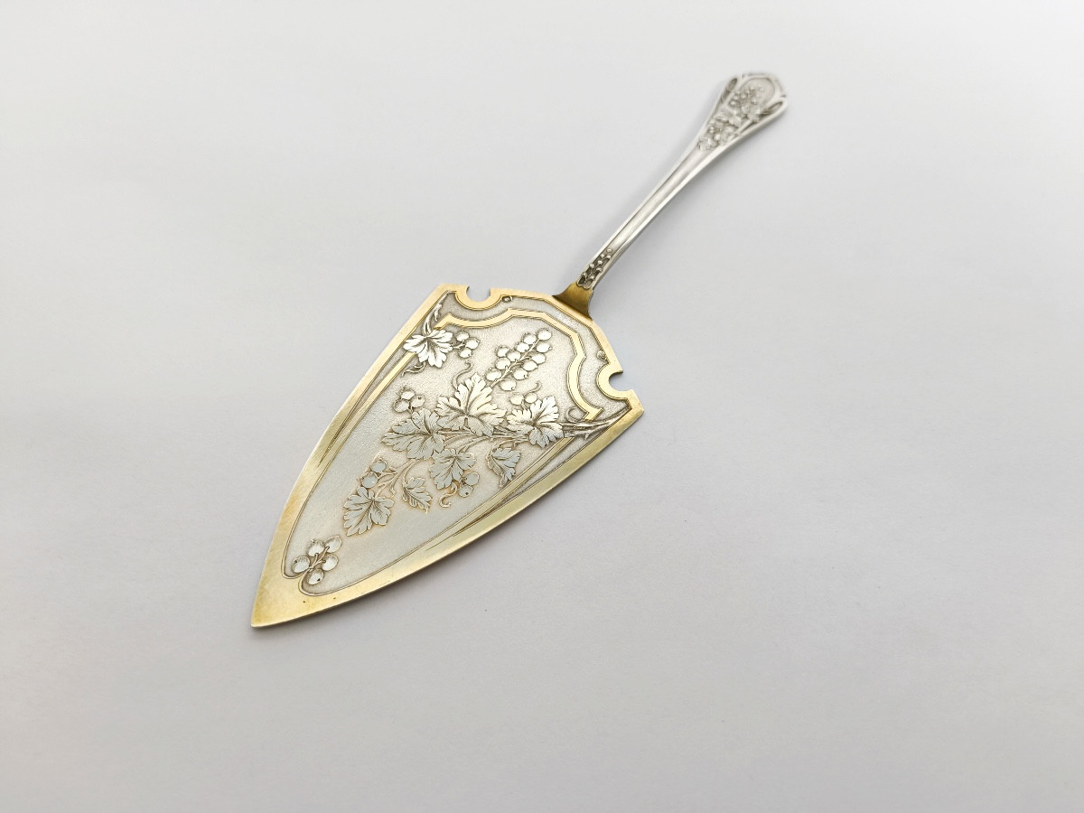 Granvigne : grande pelle a tarte en argent massif & vermeil à décor de vigne Art Nouveau. C1900