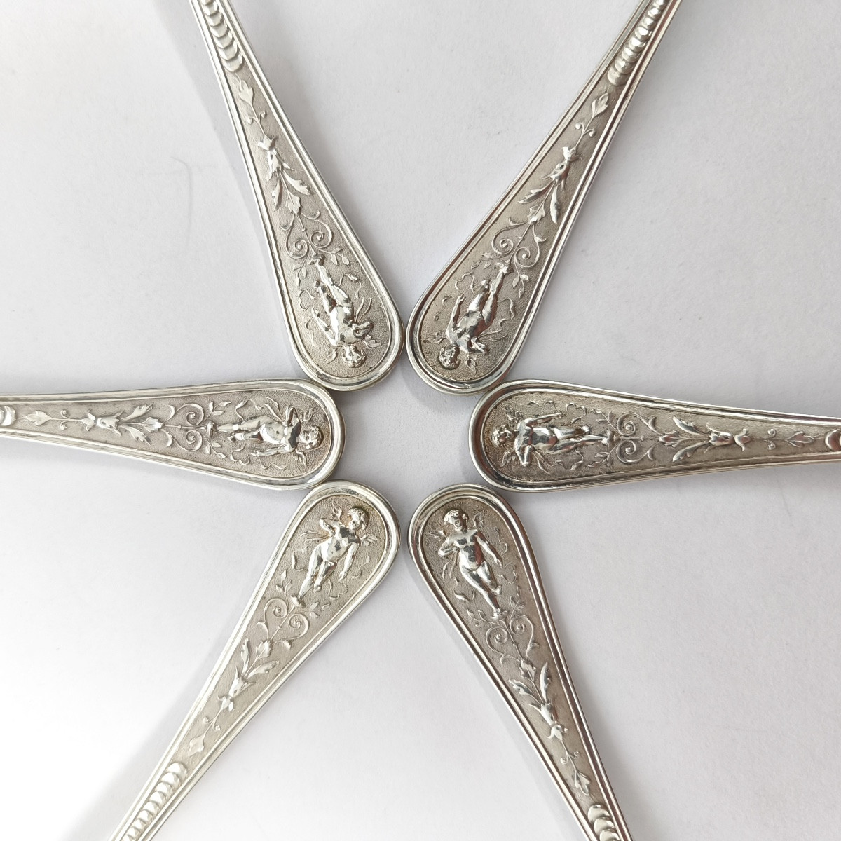Koch & Bergfeld: 6 Solid Silver Dessert Spoons, Berain Style Putti Decoration, Louis XIV