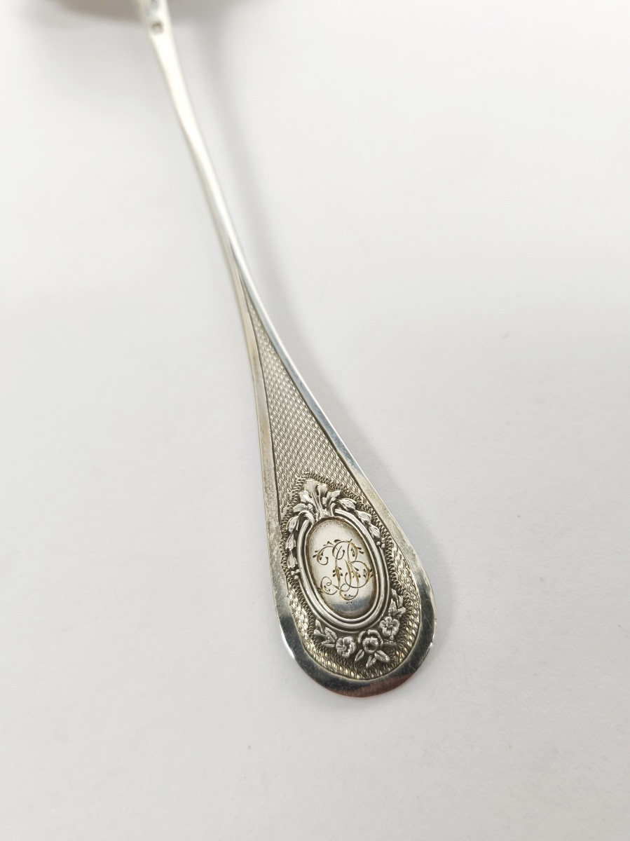 Cuillère à sucre saupoudreuse en argent massif à décor guilloché. Fin du XIXe. -photo-3