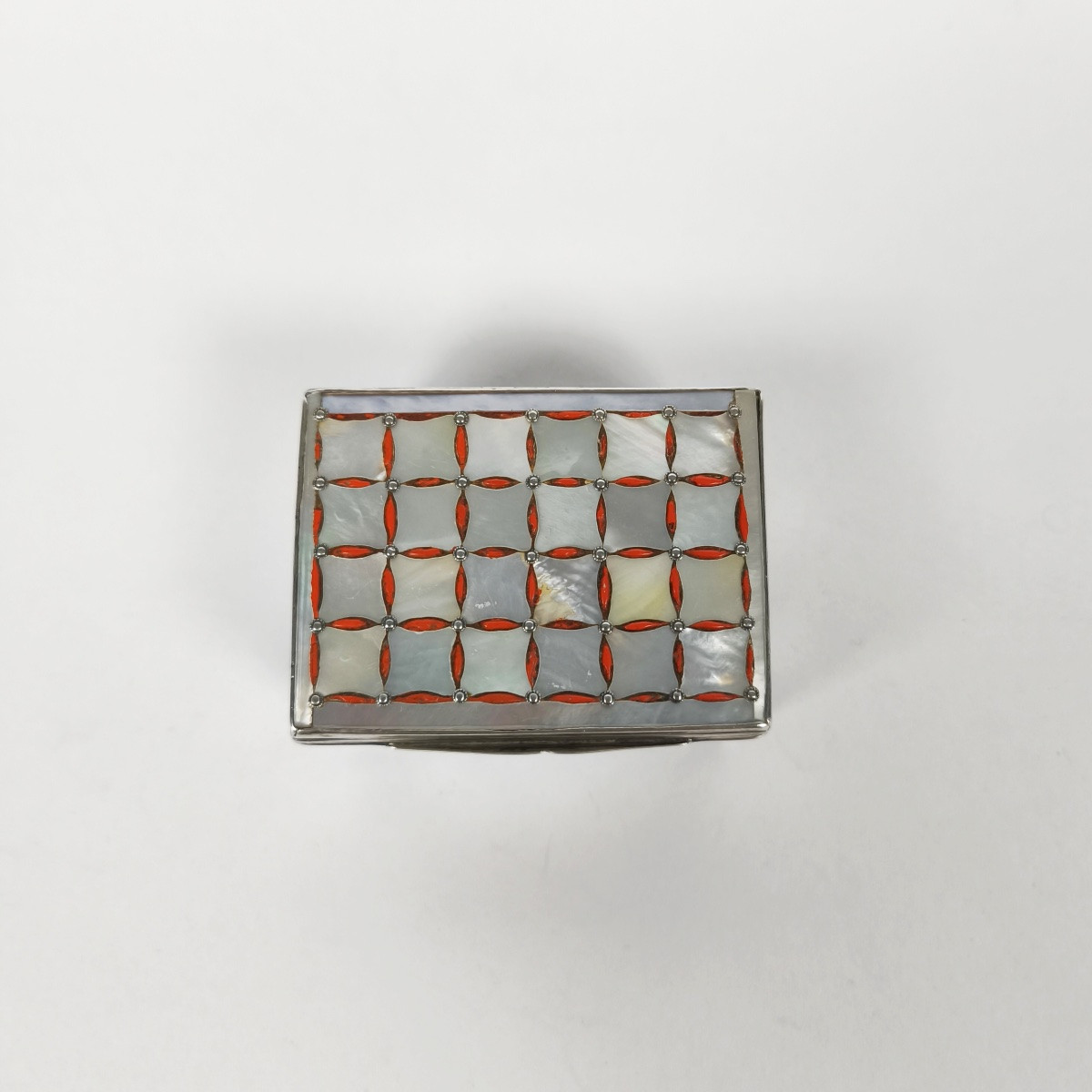 18th Century Snuffbox, Cage Mount In Solid Silver, Mother-of-pearl And Coral Composition.-photo-2
