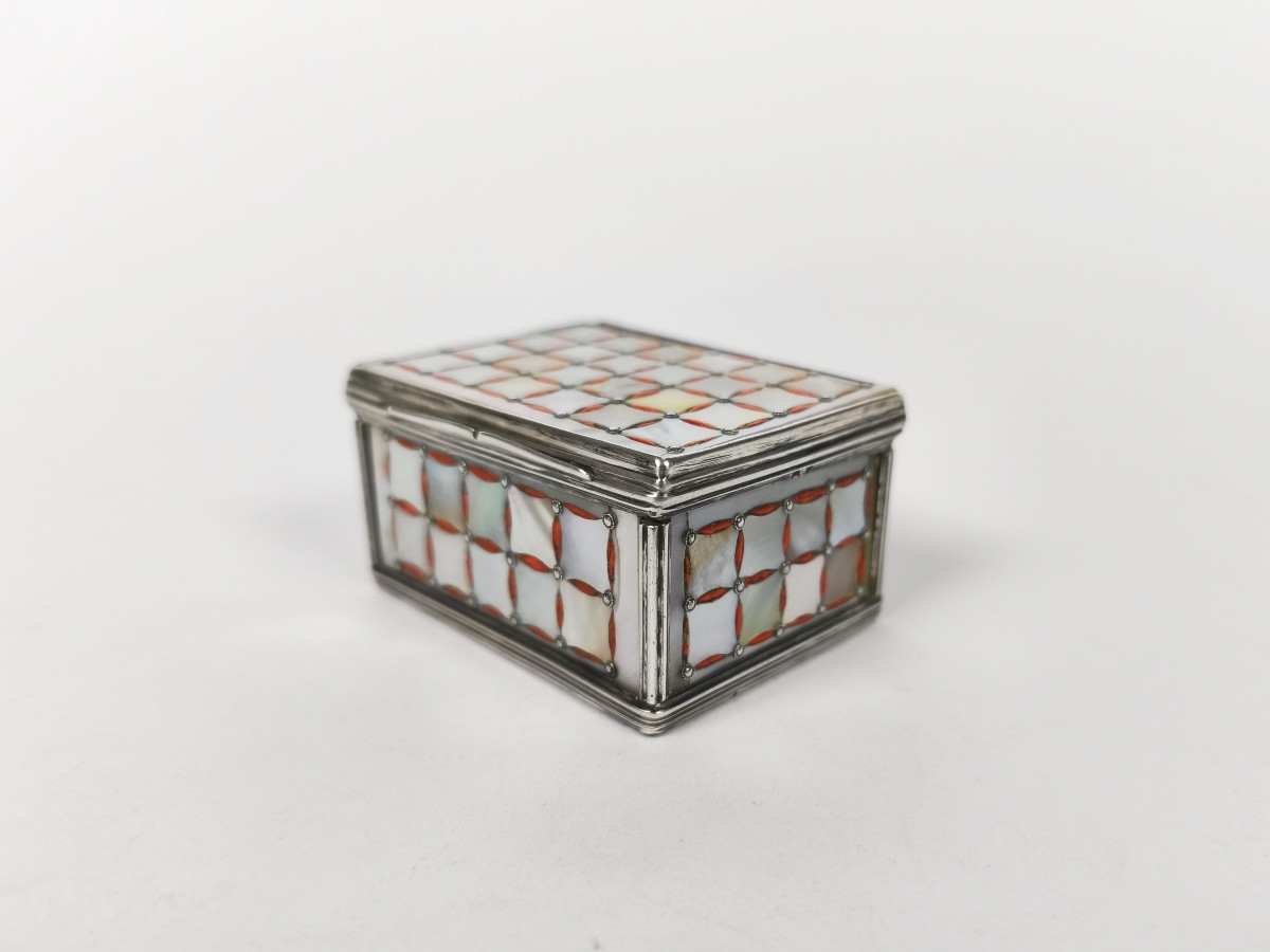 18th Century Snuffbox, Cage Mount In Solid Silver, Mother-of-pearl And Coral Composition.-photo-3