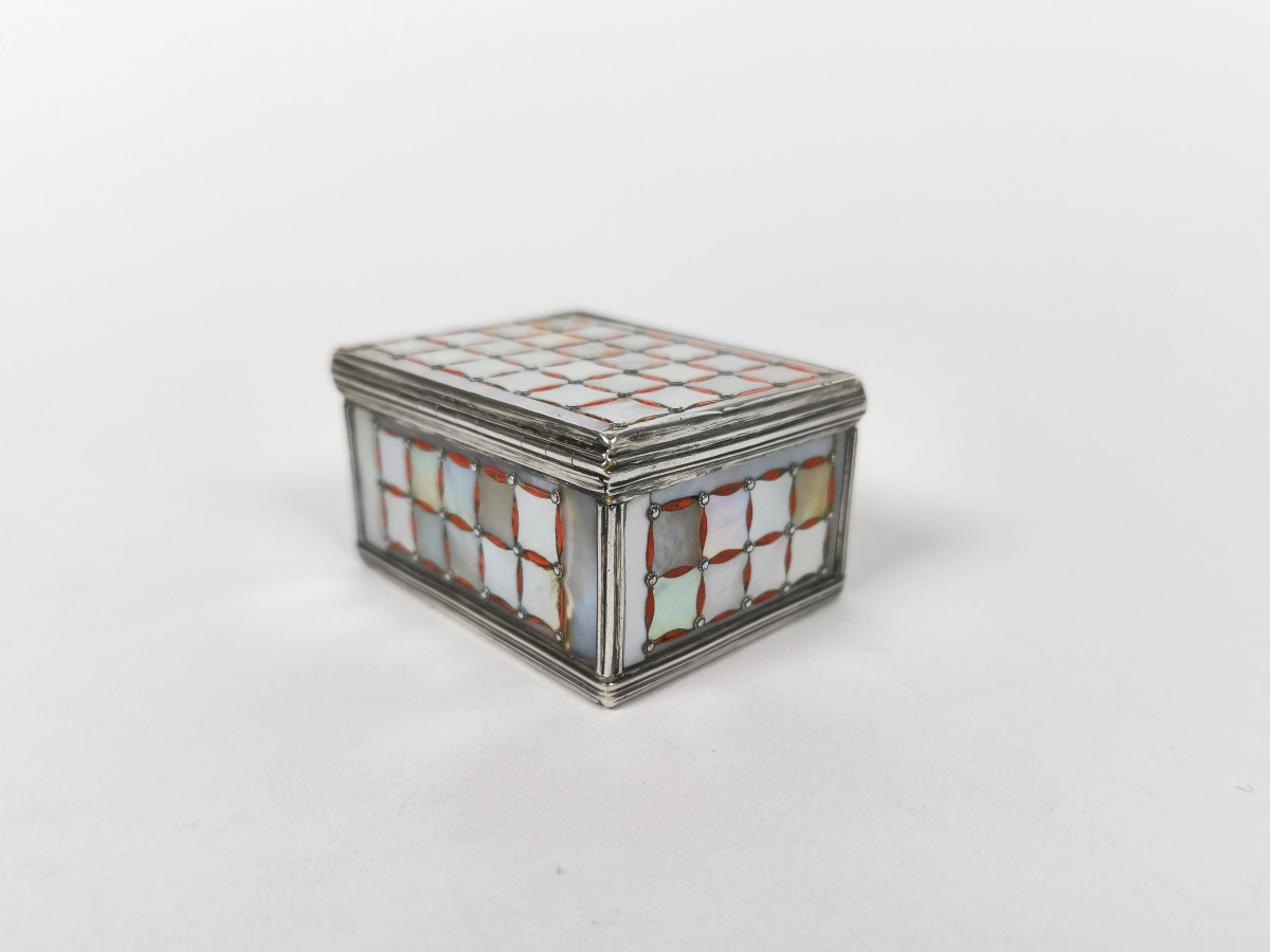 18th Century Snuffbox, Cage Mount In Solid Silver, Mother-of-pearl And Coral Composition.-photo-4