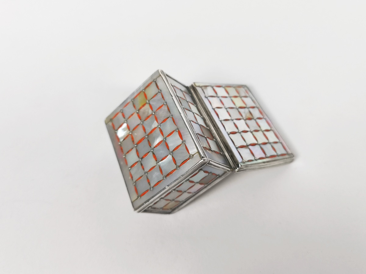 18th Century Snuffbox, Cage Mount In Solid Silver, Mother-of-pearl And Coral Composition.-photo-2