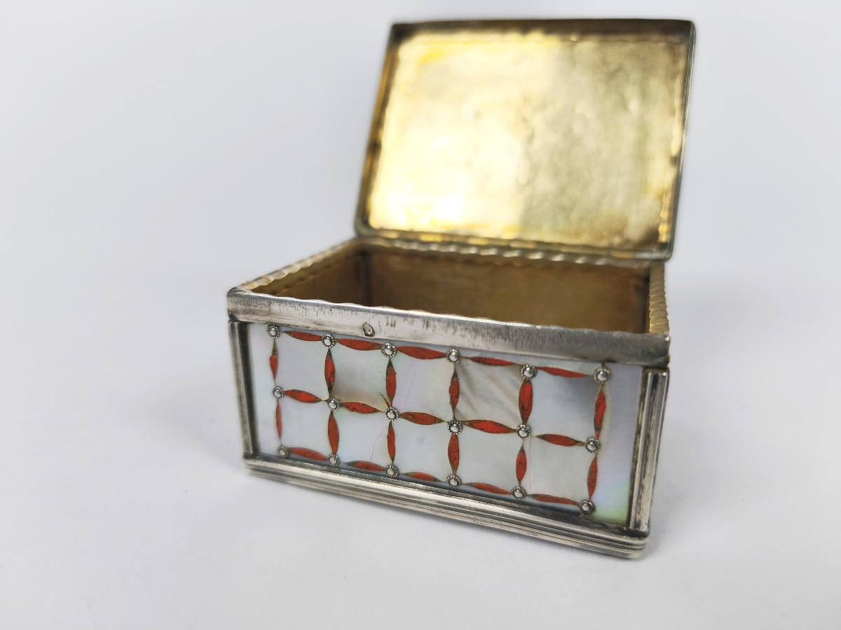18th Century Snuffbox, Cage Mount In Solid Silver, Mother-of-pearl And Coral Composition.-photo-3