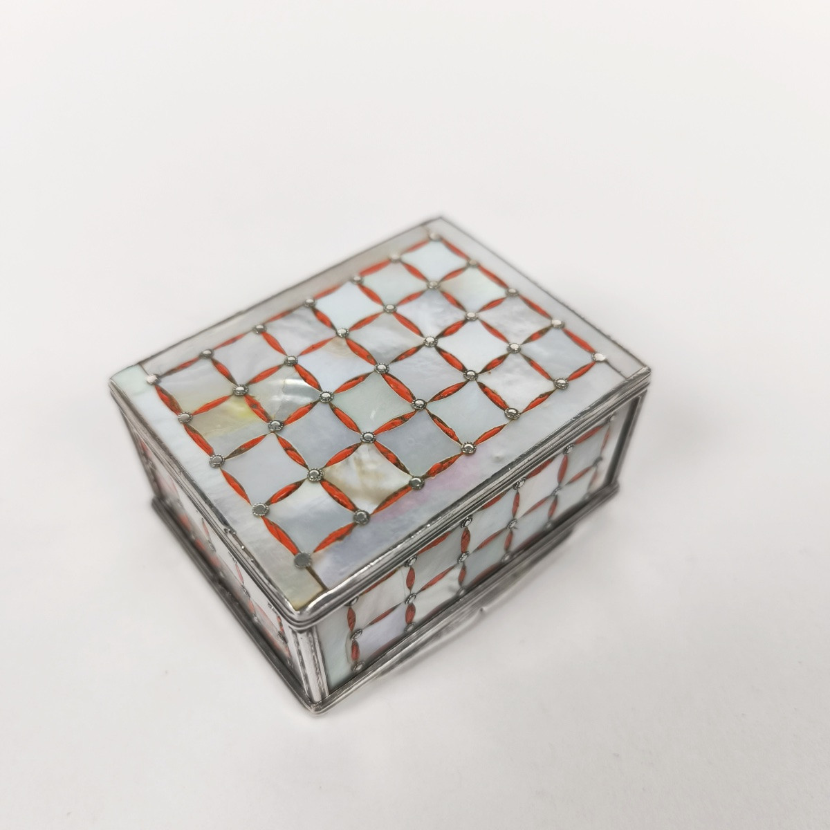 18th Century Snuffbox, Cage Mount In Solid Silver, Mother-of-pearl And Coral Composition.-photo-4