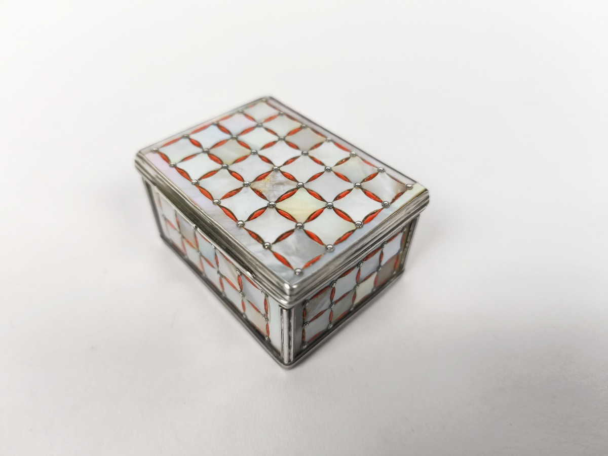 18th Century Snuffbox, Cage Mount In Solid Silver, Mother-of-pearl And Coral Composition.-photo-5