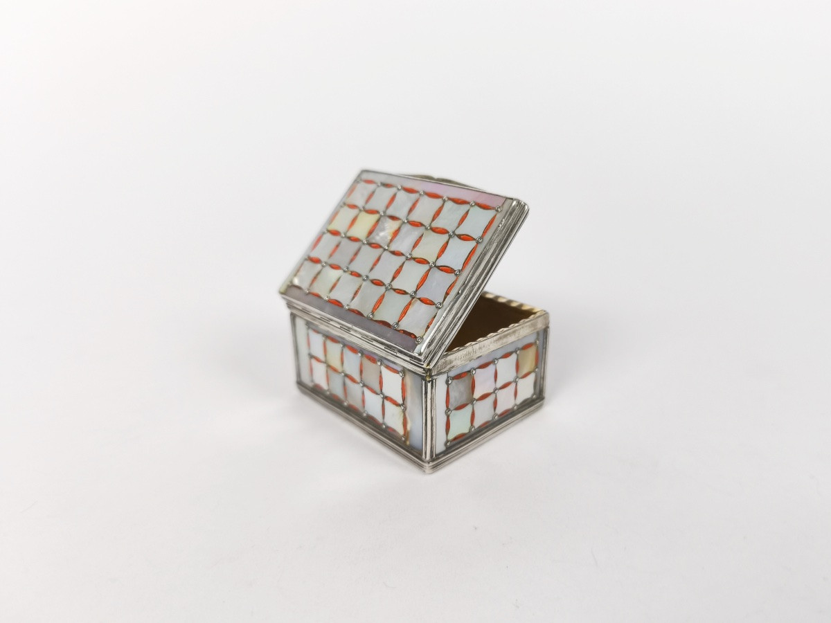 18th Century Snuffbox, Cage Mount In Solid Silver, Mother-of-pearl And Coral Composition.-photo-8