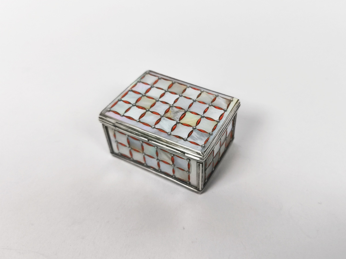 18th Century Snuffbox, Cage Mount In Solid Silver, Mother-of-pearl And Coral Composition.