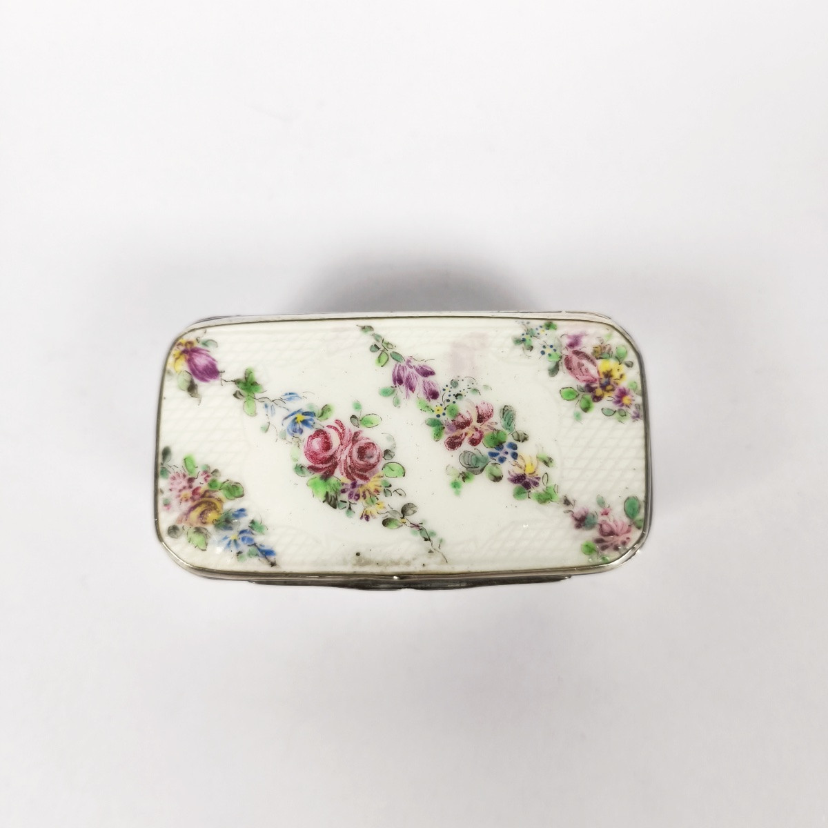 Mennecy : boite tabati&egrave;re en porcelaine tendre &agrave; d&eacute;cor de fleurs et argent. XVIIIe Louis XV-photo-2