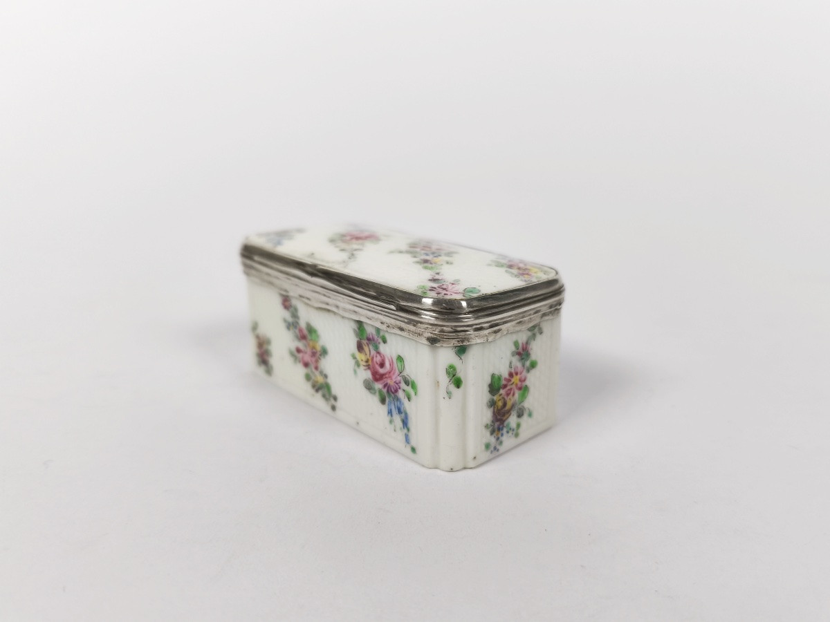 Mennecy : boite tabati&egrave;re en porcelaine tendre &agrave; d&eacute;cor de fleurs et argent. XVIIIe Louis XV-photo-3