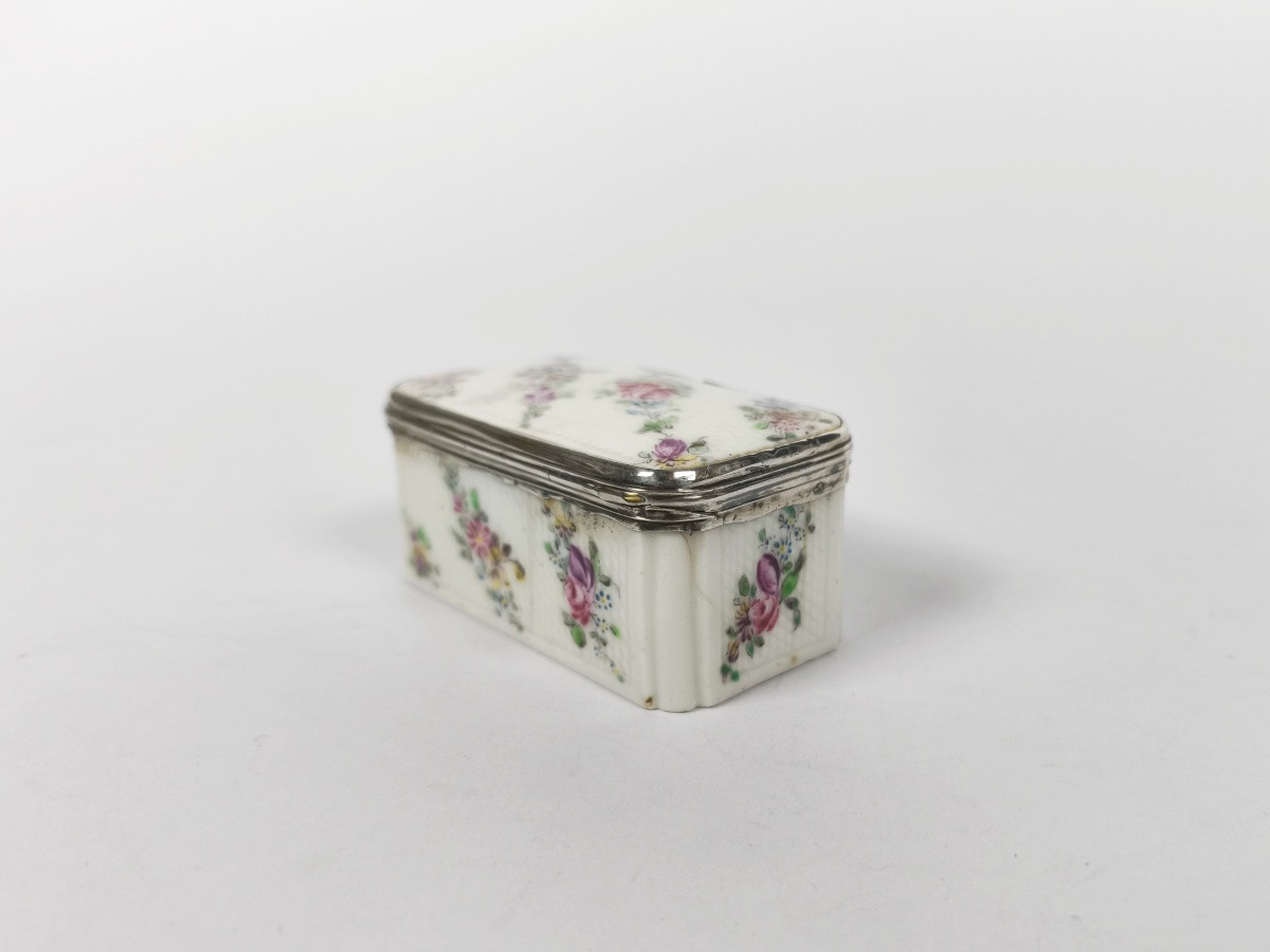 Mennecy : boite tabati&egrave;re en porcelaine tendre &agrave; d&eacute;cor de fleurs et argent. XVIIIe Louis XV-photo-4