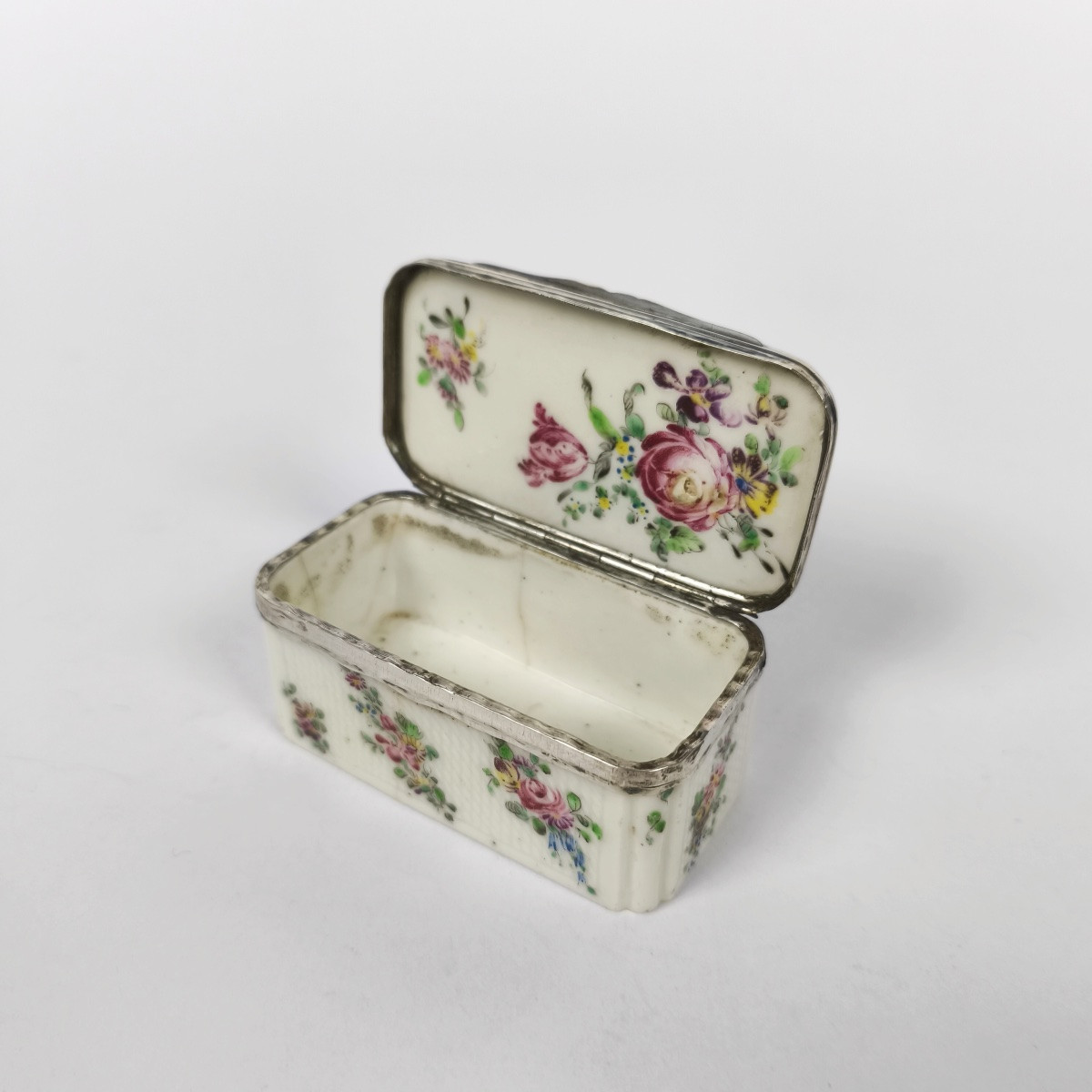 Mennecy : boite tabati&egrave;re en porcelaine tendre &agrave; d&eacute;cor de fleurs et argent. XVIIIe Louis XV-photo-1
