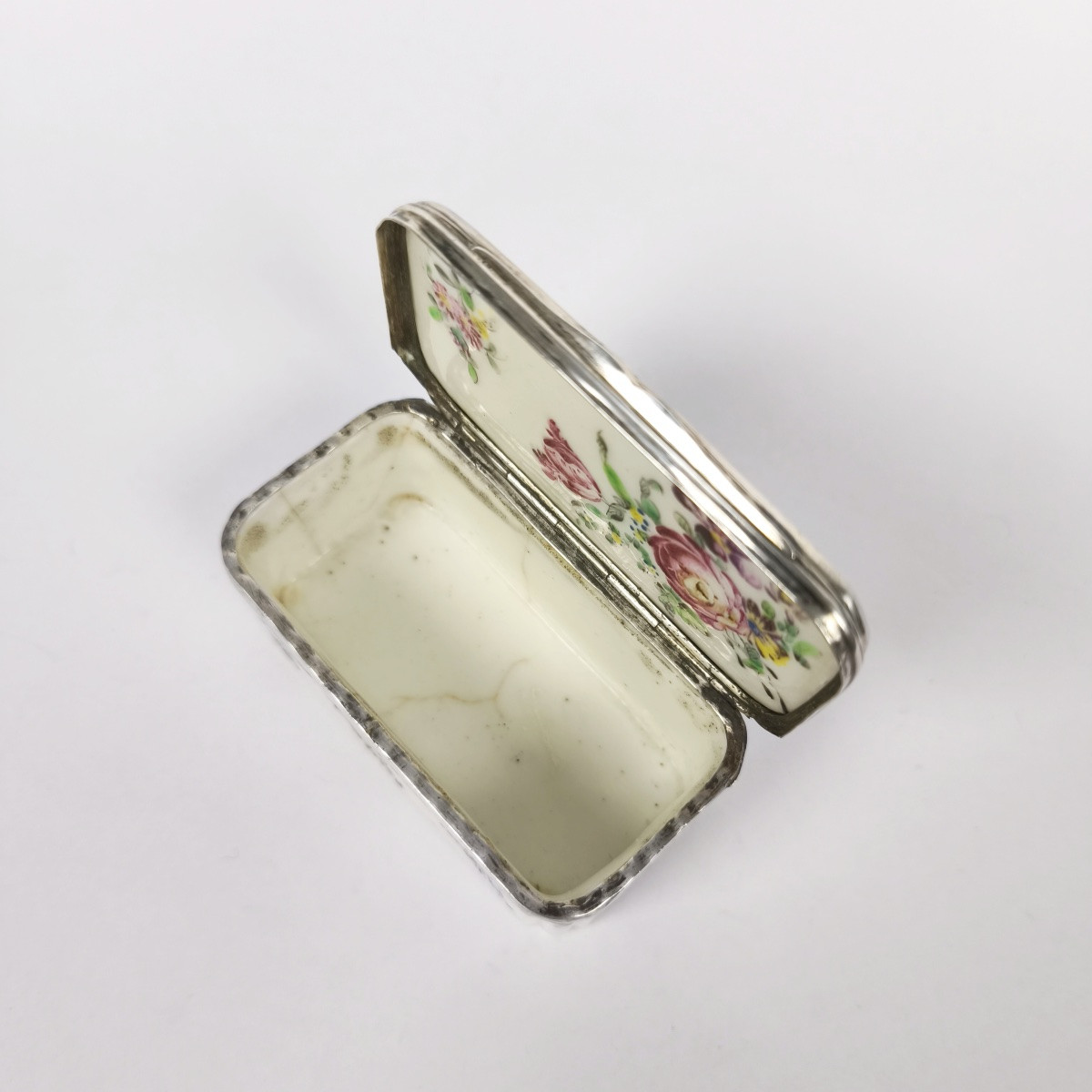 Mennecy : boite tabati&egrave;re en porcelaine tendre &agrave; d&eacute;cor de fleurs et argent. XVIIIe Louis XV-photo-2