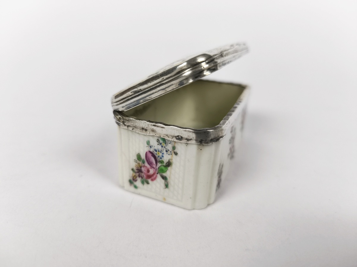 Mennecy : boite tabati&egrave;re en porcelaine tendre &agrave; d&eacute;cor de fleurs et argent. XVIIIe Louis XV-photo-3