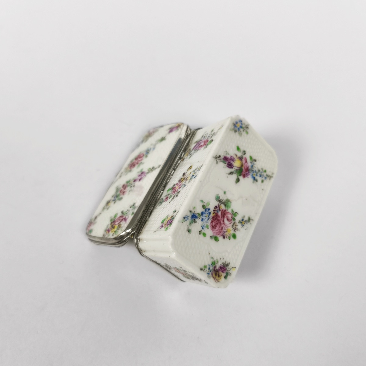 Mennecy : boite tabati&egrave;re en porcelaine tendre &agrave; d&eacute;cor de fleurs et argent. XVIIIe Louis XV-photo-4