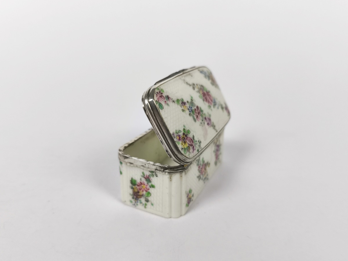 Mennecy : boite tabati&egrave;re en porcelaine tendre &agrave; d&eacute;cor de fleurs et argent. XVIIIe Louis XV-photo-5