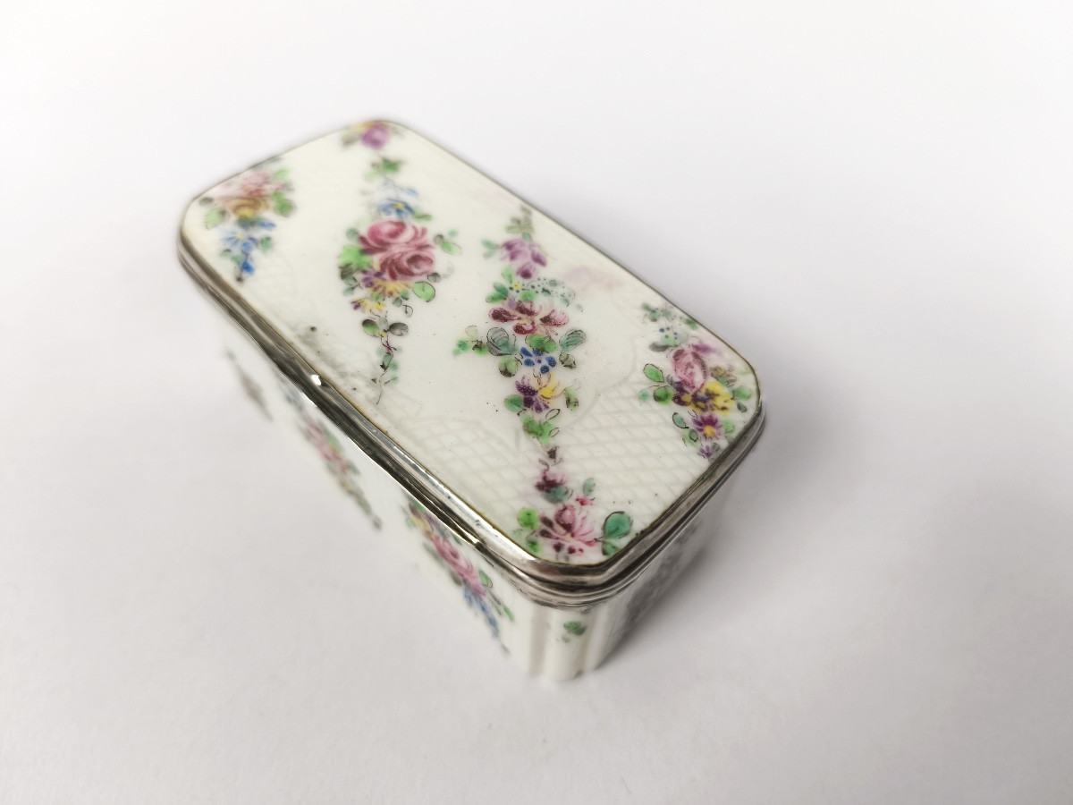 Mennecy : boite tabati&egrave;re en porcelaine tendre &agrave; d&eacute;cor de fleurs et argent. XVIIIe Louis XV-photo-6