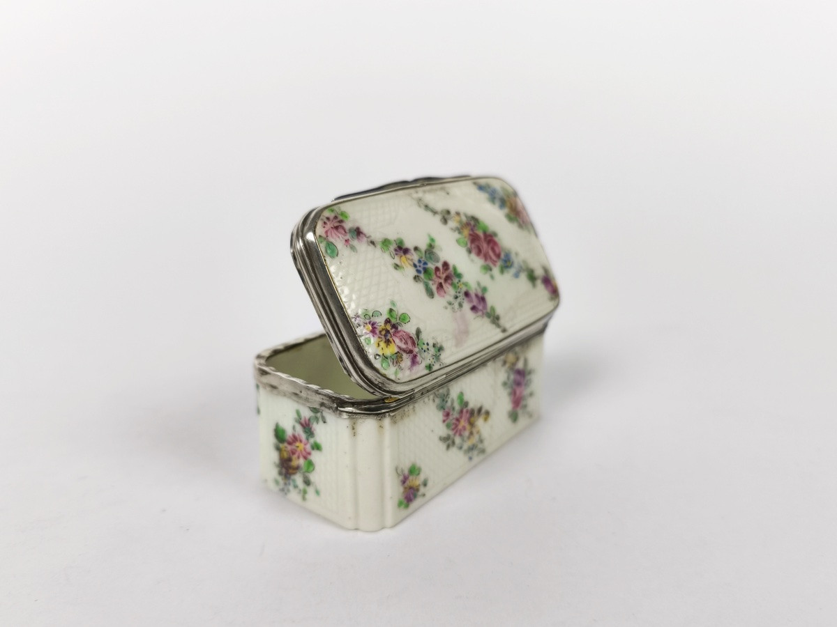 Mennecy : boite tabati&egrave;re en porcelaine tendre &agrave; d&eacute;cor de fleurs et argent. XVIIIe Louis XV-photo-7