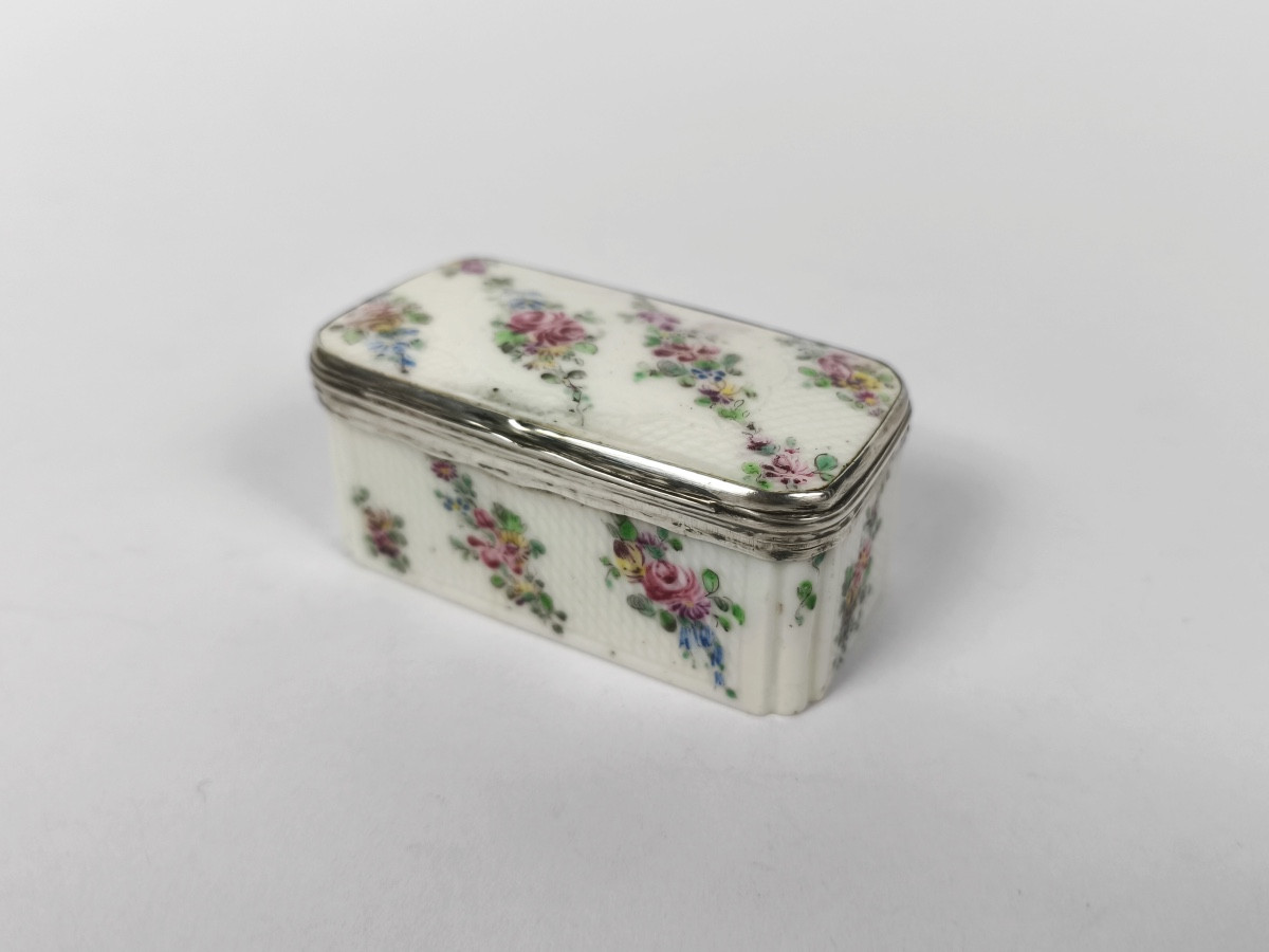 Mennecy : boite tabati&egrave;re en porcelaine tendre &agrave; d&eacute;cor de fleurs et argent. XVIIIe Louis XV