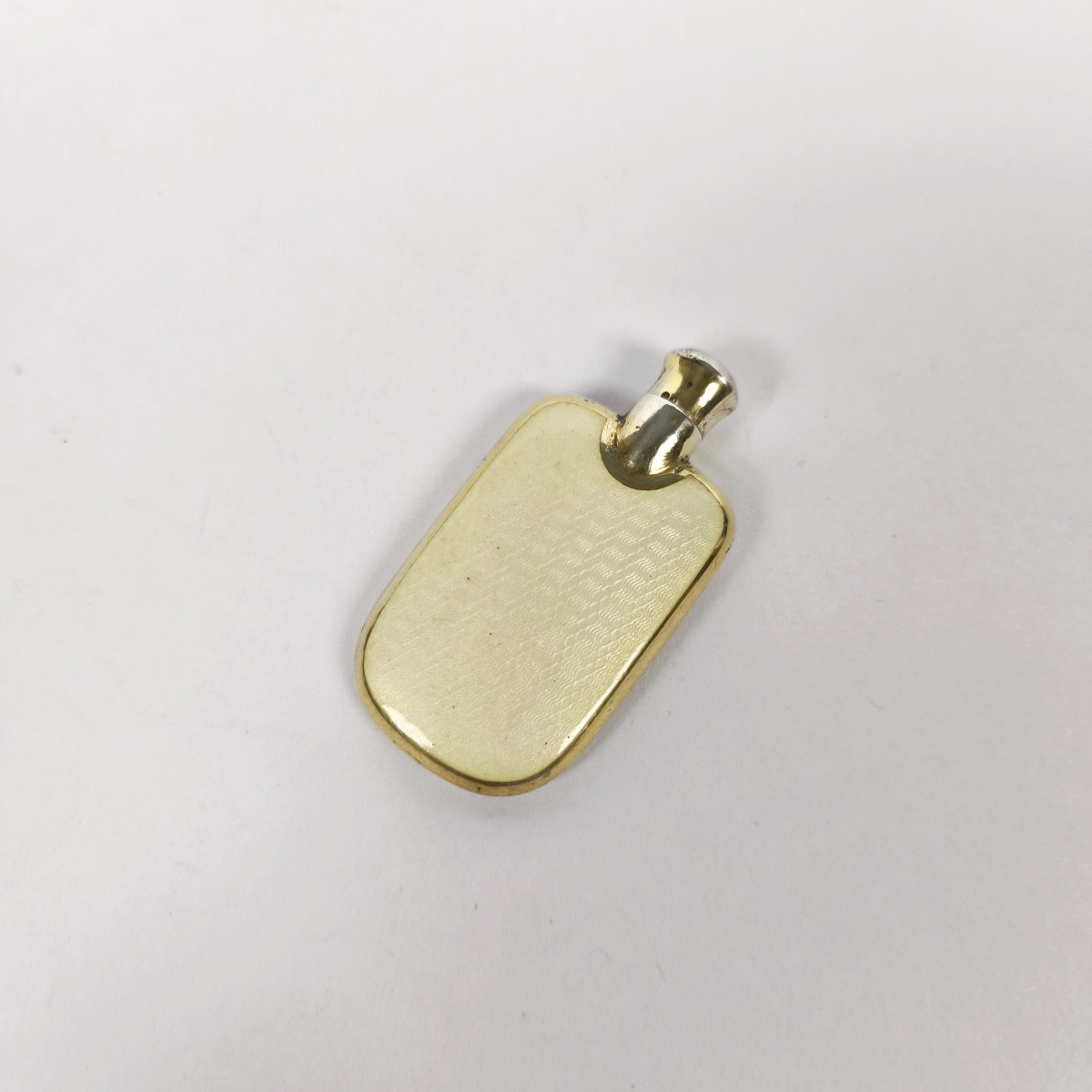 Petit flacon à parfum ou odeur en argent massif et vermeil guilloché et émaillé. Email.