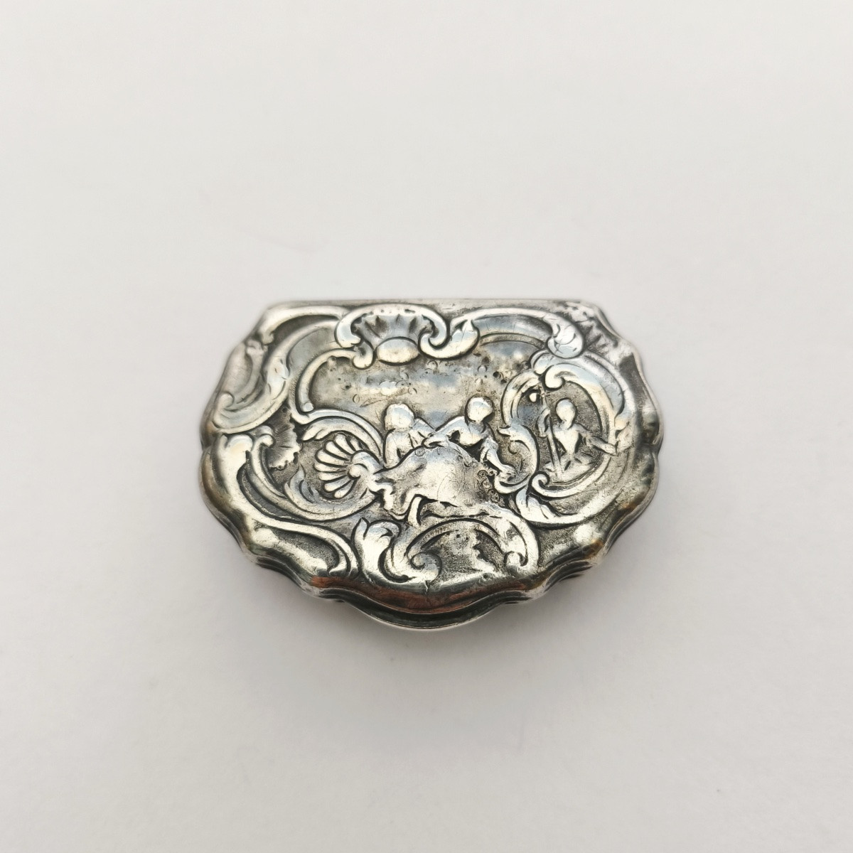 A Very Small Snuffbox For A Woman Or Child, Solid Silver Rocaille Style. Early Reign Of Louis XV, 18th Century.-photo-2
