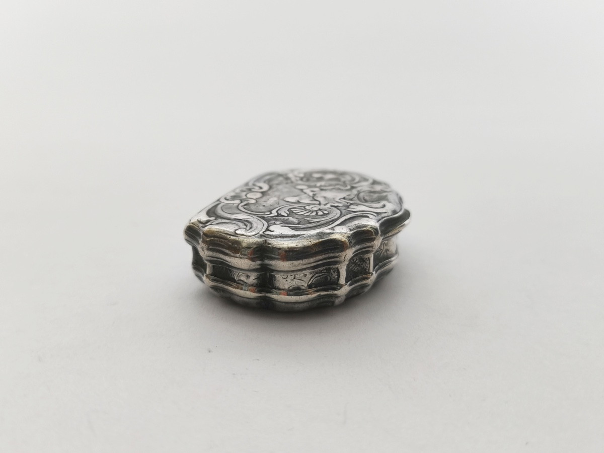 A Very Small Snuffbox For A Woman Or Child, Solid Silver Rocaille Style. Early Reign Of Louis XV, 18th Century.-photo-2