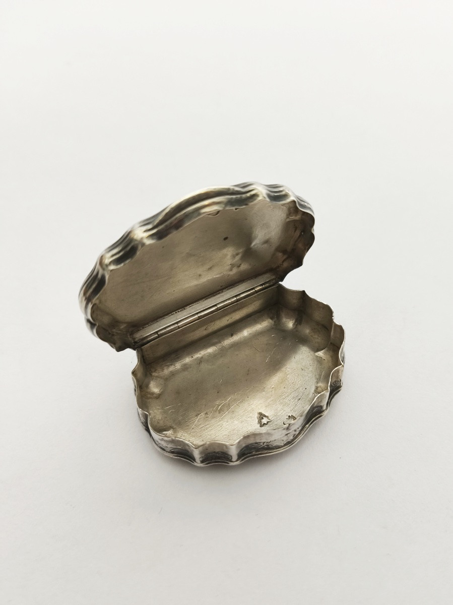 A Very Small Snuffbox For A Woman Or Child, Solid Silver Rocaille Style. Early Reign Of Louis XV, 18th Century.-photo-3