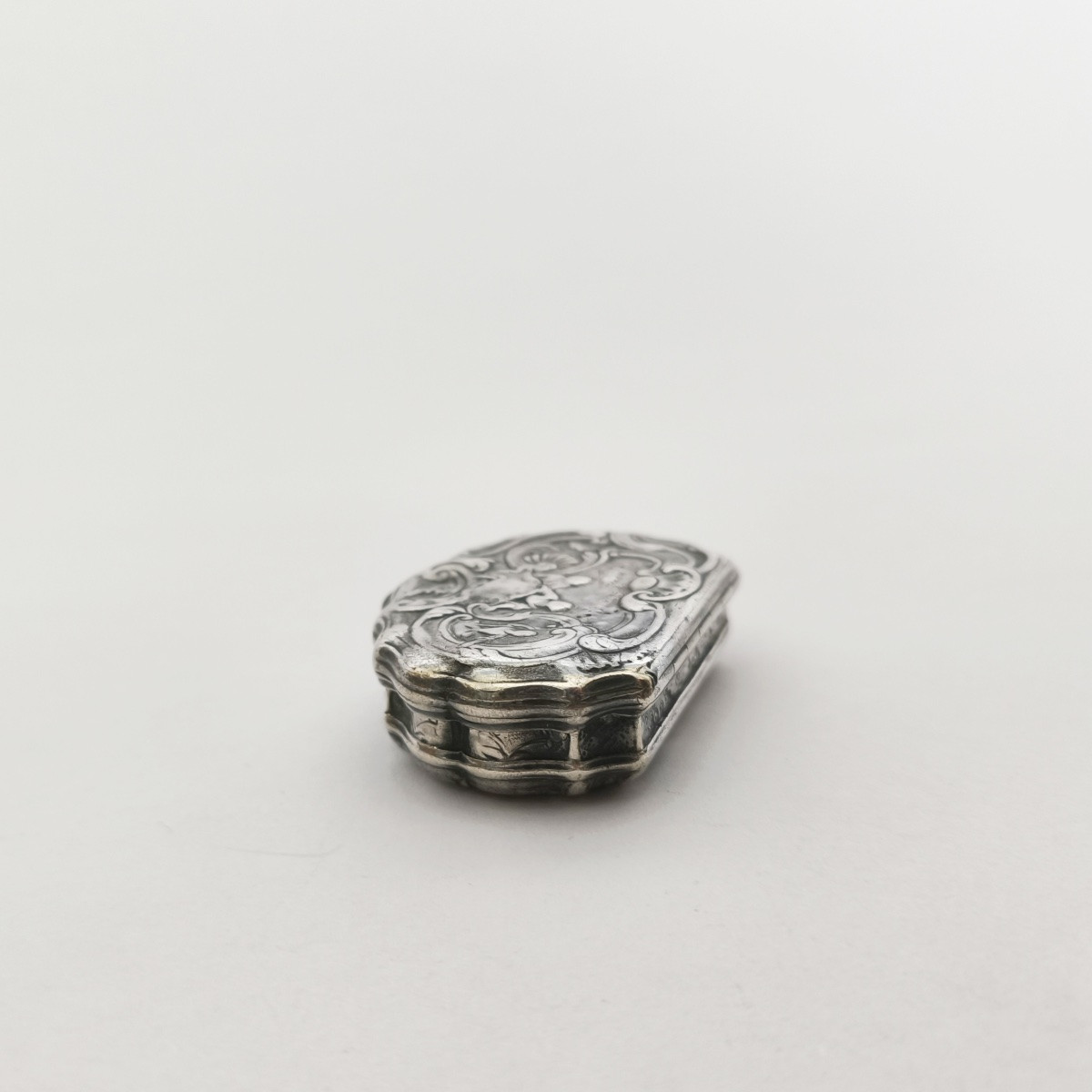 A Very Small Snuffbox For A Woman Or Child, Solid Silver Rocaille Style. Early Reign Of Louis XV, 18th Century.-photo-6